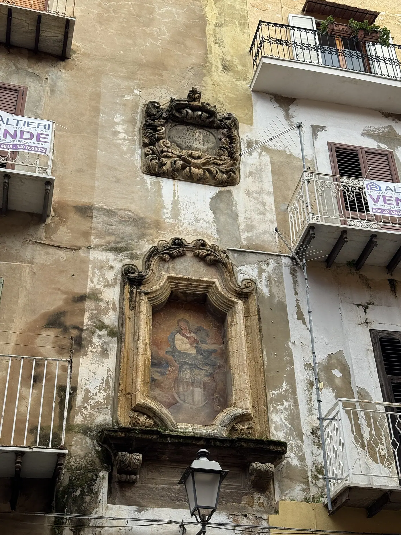 Un portale barocco lungo via Atenea, la strada principale del centro storico di Agrigento