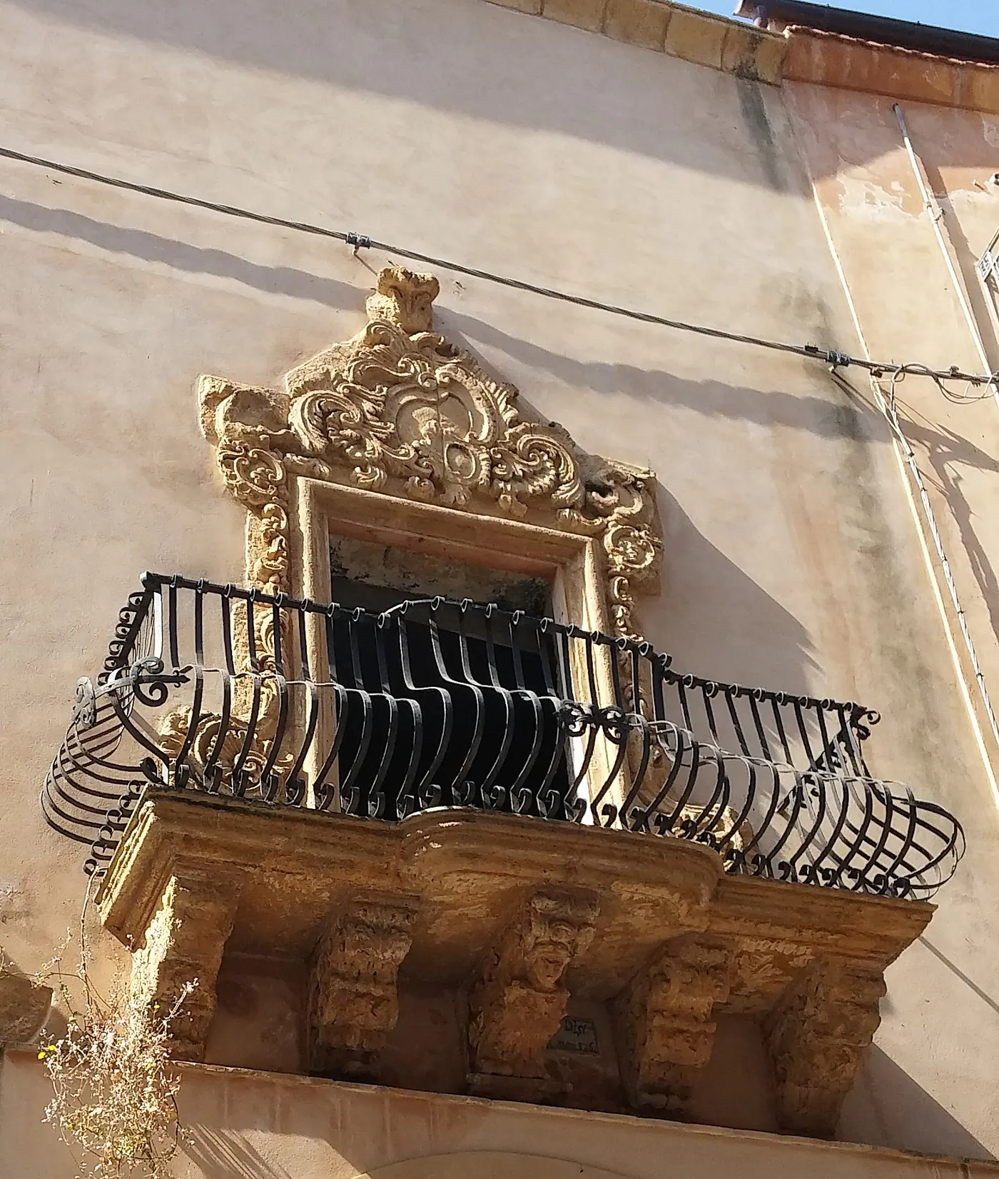 Un balcone barocco nel centro storico di Agrigento