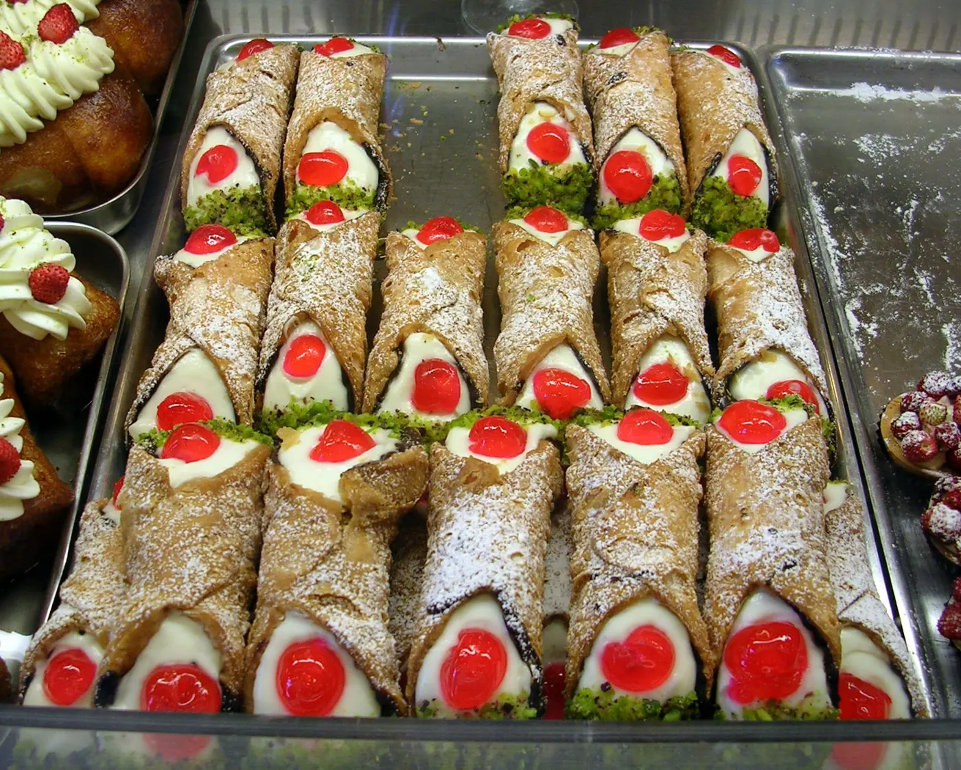 Cannoli siciliani in vetrina