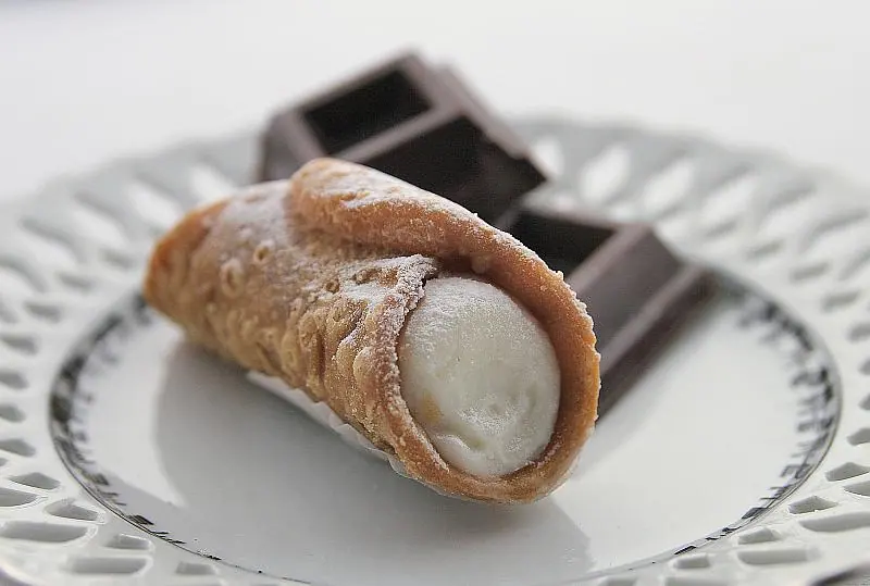 Un cannolo siciliano con la ricotta