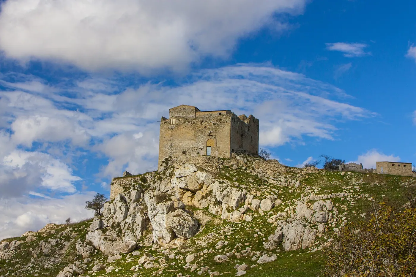 Il Castelluccio di Racalmuto sullo sperone roccioso, in mezzo alla campagna