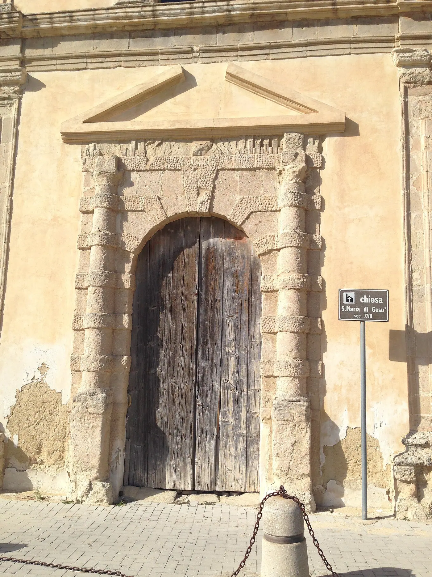 Il portale di una delle chiese del centro