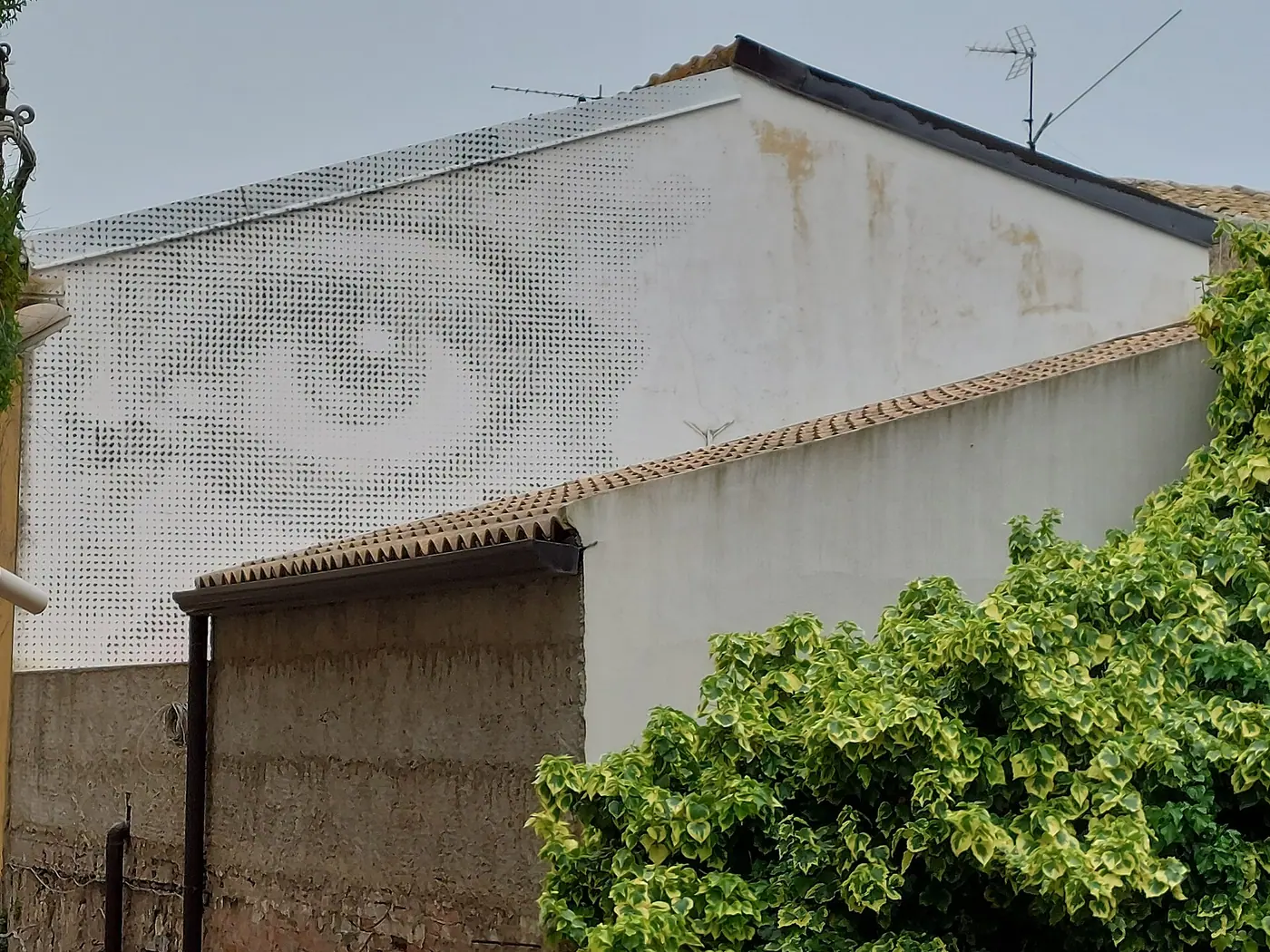 Un murale sui muri del centro storico di Favara, accanto ai Sette Cortili