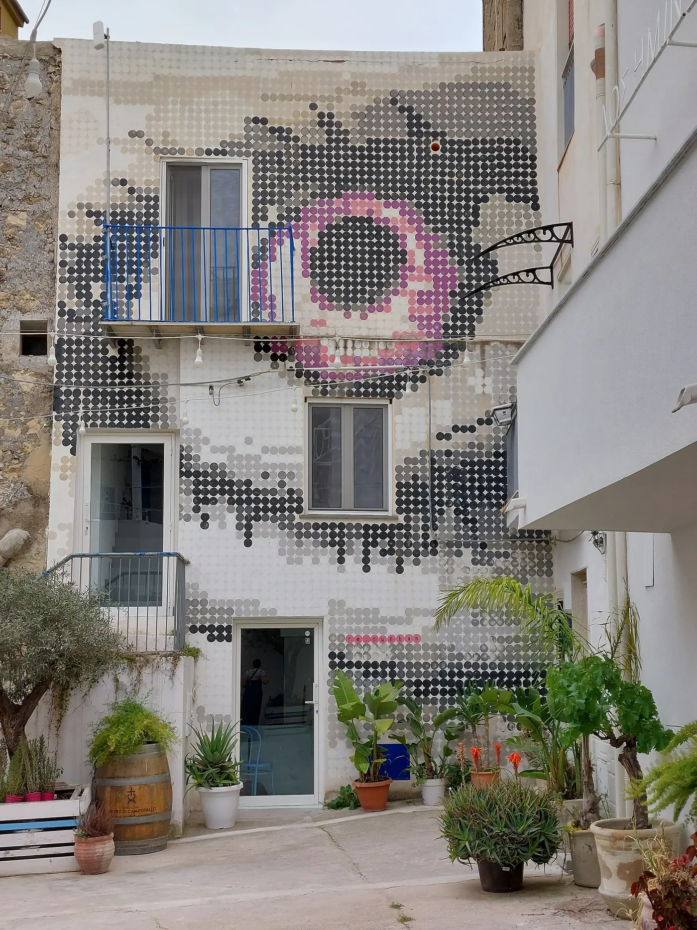 Un cortile del Farm Cultural Park di Favara