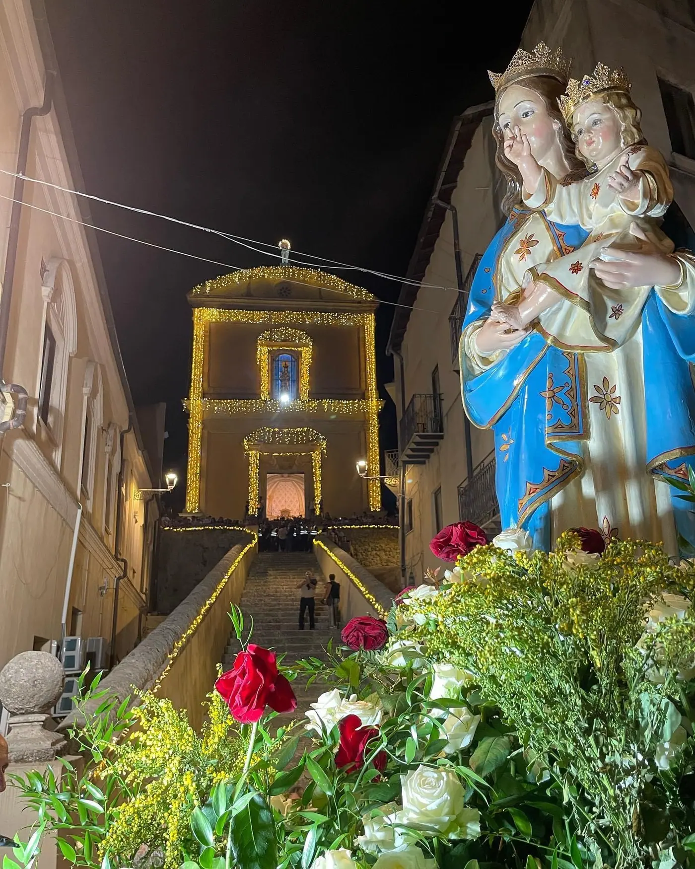 Il simulacro della Madonna davanti al santuario, nella notte della festa