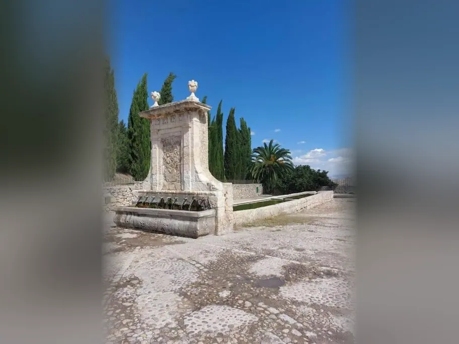La fontana dei Nove Cannoli, del 1847: il prospetto in pietra con i vasi decorativi, l'abbeveratoio per gli animali e il lavatoio