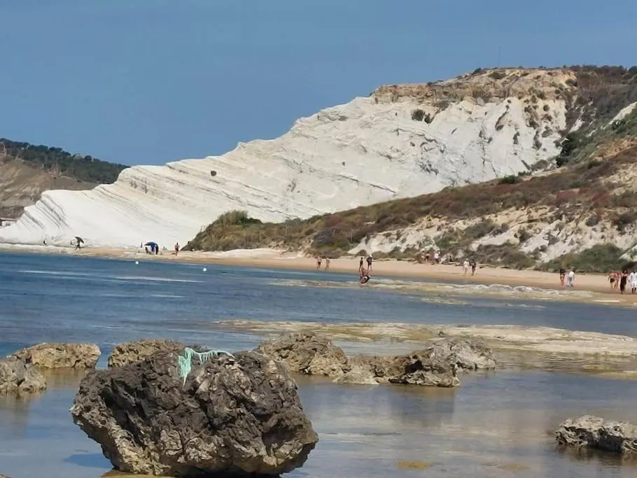 La falesia bianca vista dalla spiaggia, in una foto dei proprietari