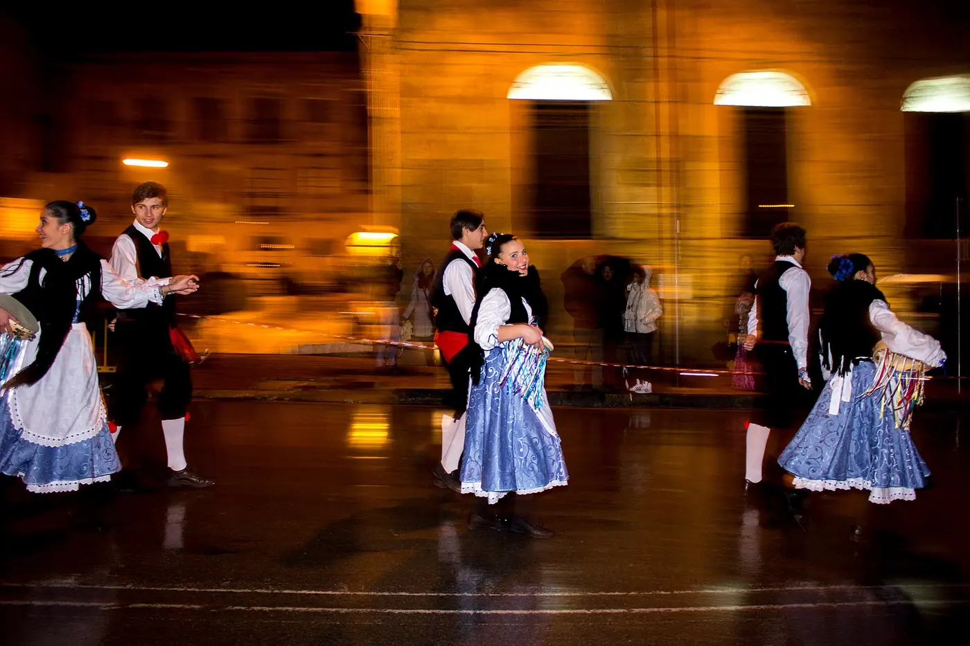 Gruppi folkloristici in costume durante la Sagra del Mandorlo in Fiore