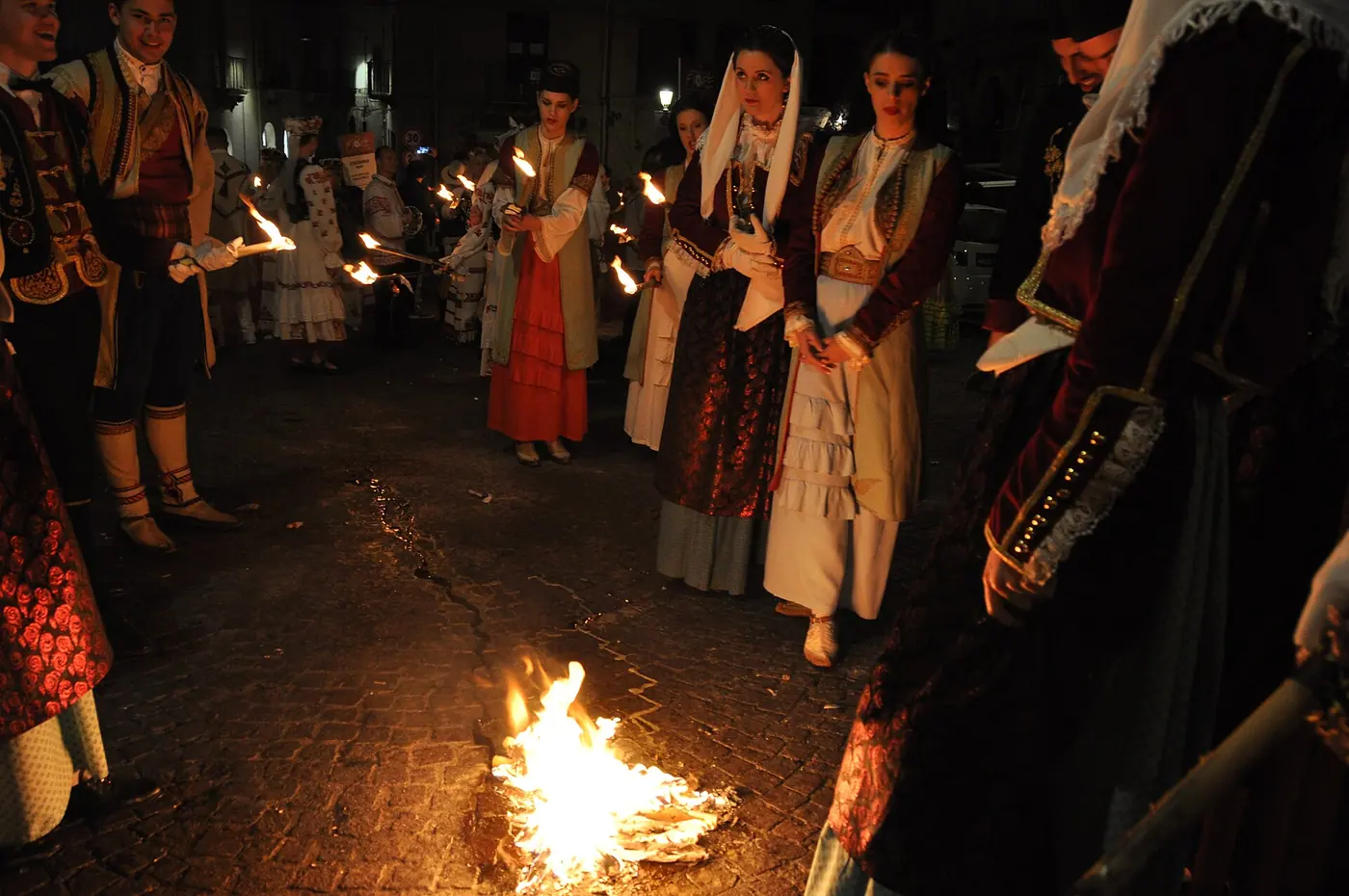 La fiaccolata dei gruppi folkloristici durante la sagra