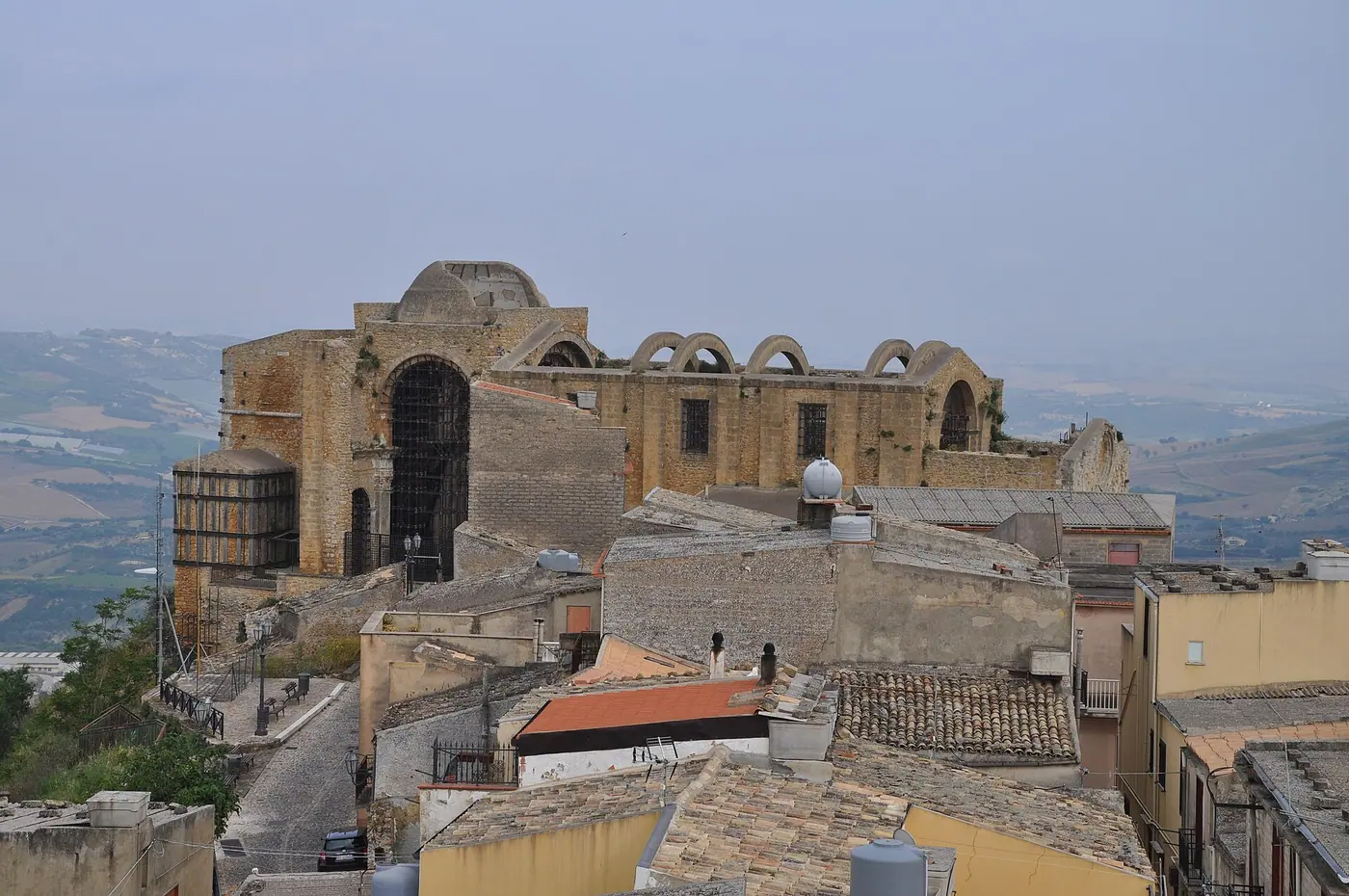 Il Duomo normanno di Naro, oggi senza copertura, visto dal castello chiaramontano