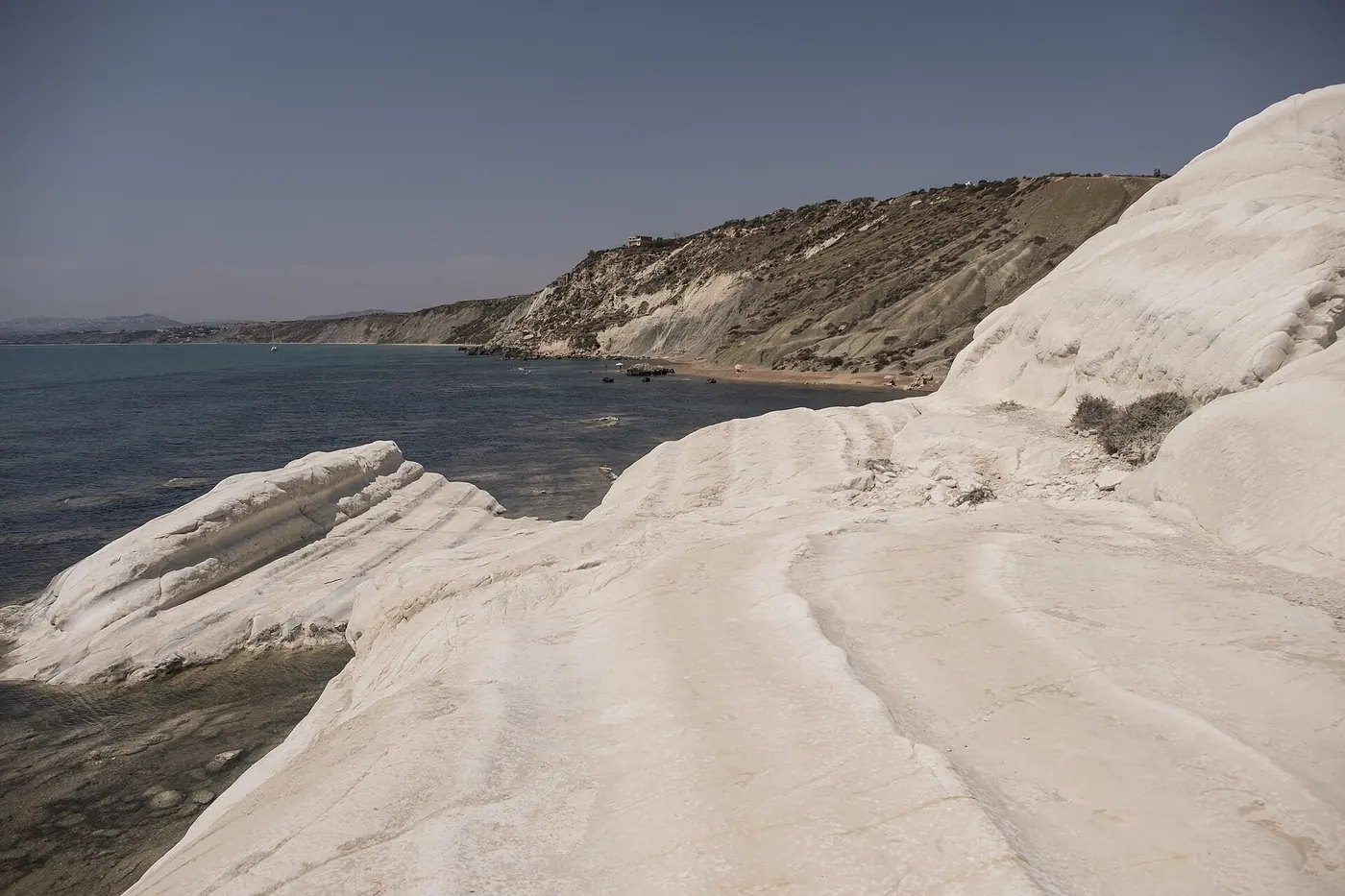 Le falesie chiare di Punta Bianca, a est di Agrigento