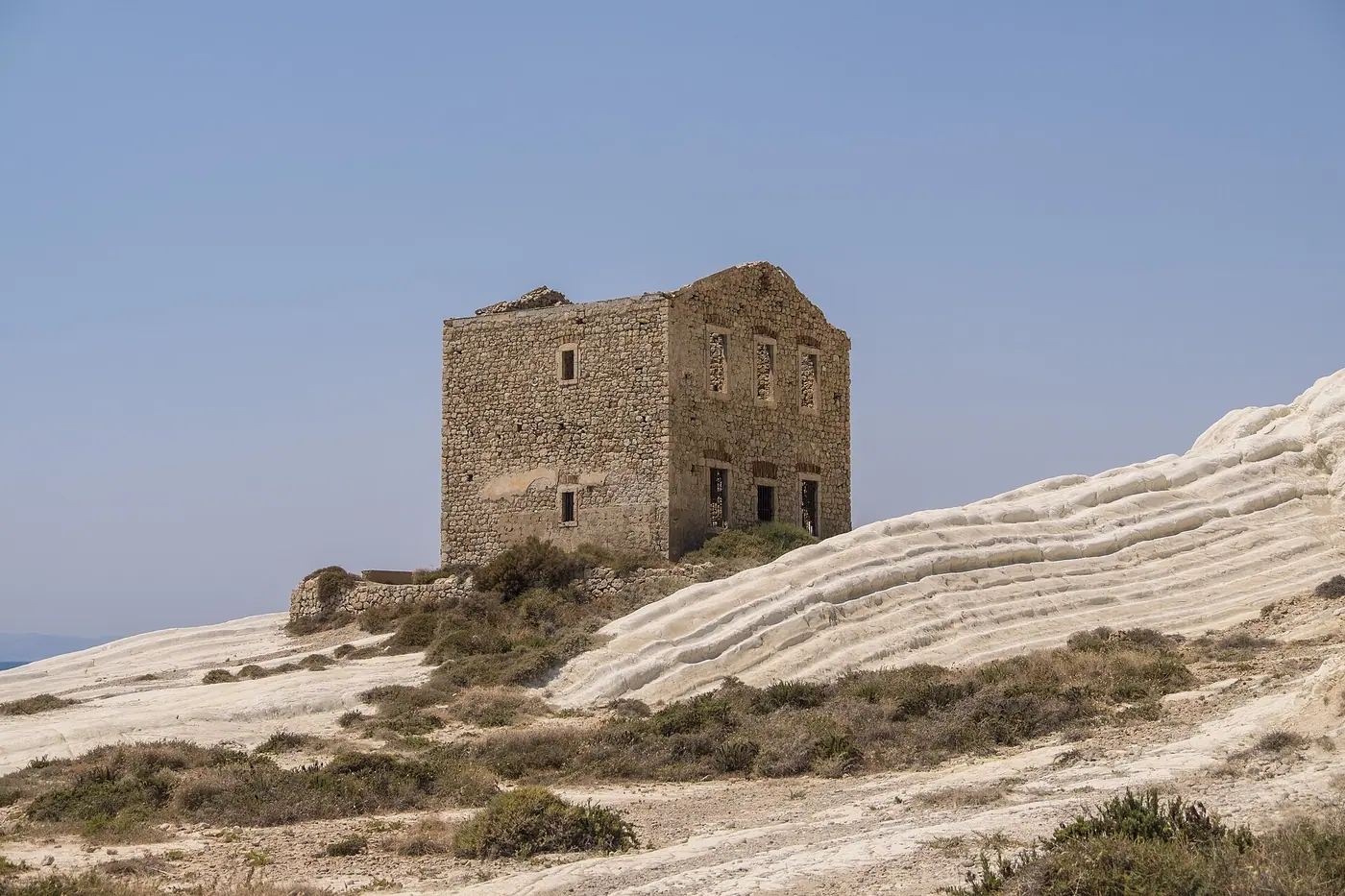 Punta Bianca, a est di Agrigento: falesie chiare e mare aperto