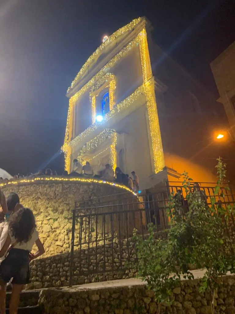 Le luminarie della festa davanti al santuario