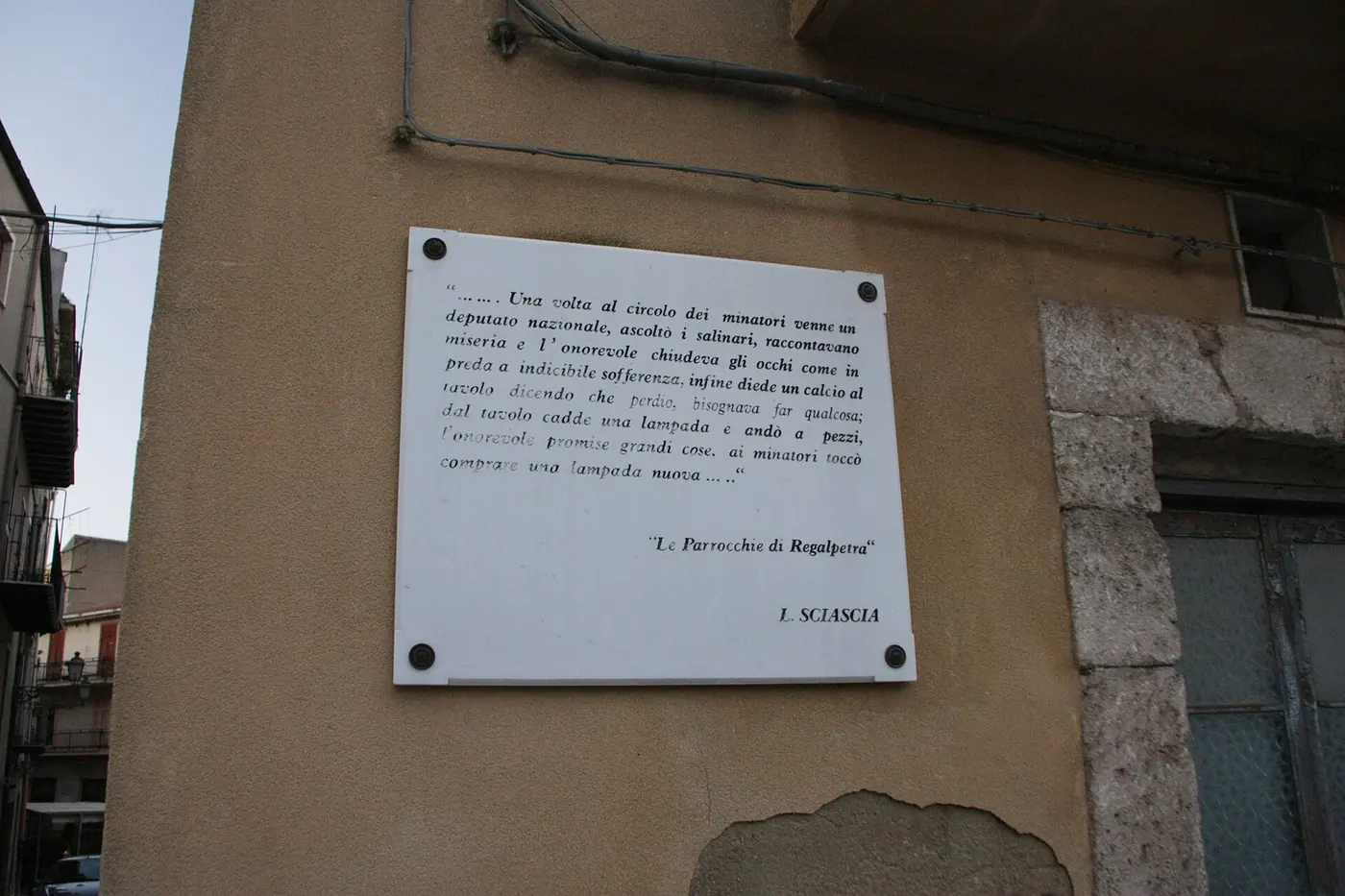 Una frase di Sciascia incisa su un muro del paese