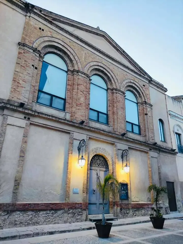 La facciata del Teatro Regina Margherita, nel centro di Racalmuto