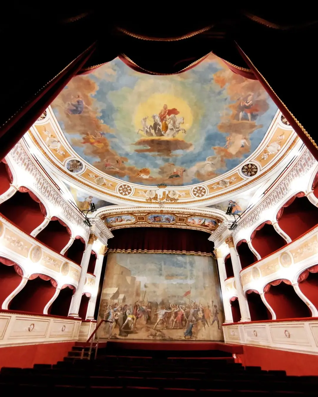 La sala del Teatro Regina Margherita, con i palchi e il soffitto affrescato